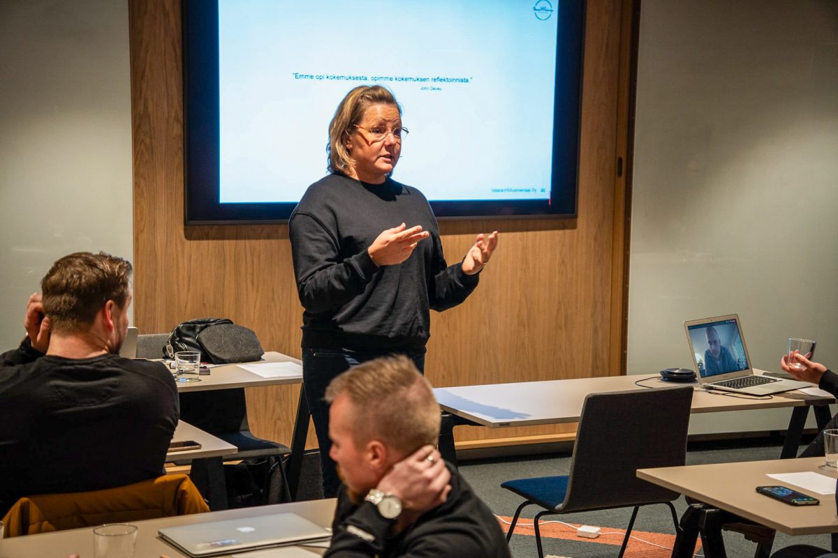 MääränPÄÄvalmentaja Jenni Parkkinen Kattokeskus tiimin kanssa