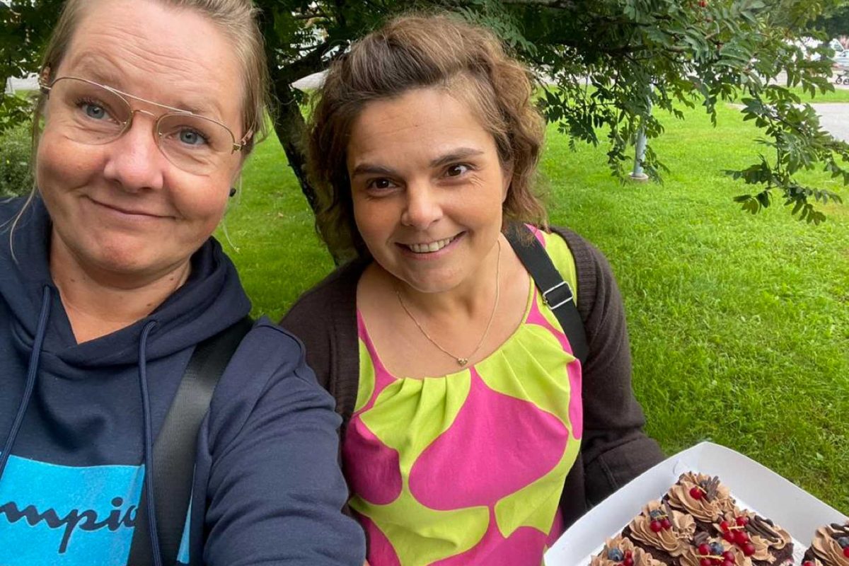 Jenni Lastenkoti Valon Sohvi Nurmen kanssa kesäisessä maisemassa