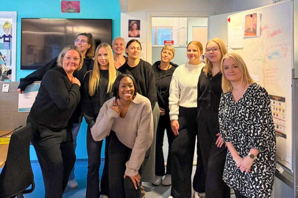 Jenni Parkkinen ja Hoasin tiimi ryhmäkuvassa Hoasin toimistolla