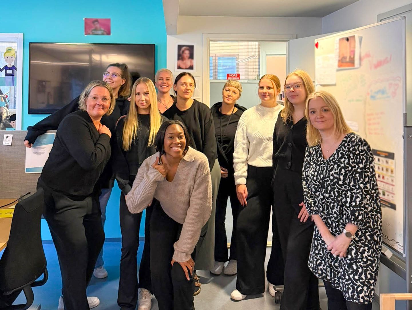 Jenni Parkkinen ja Hoasin tiimi ryhmäkuvassa Hoasin toimistolla